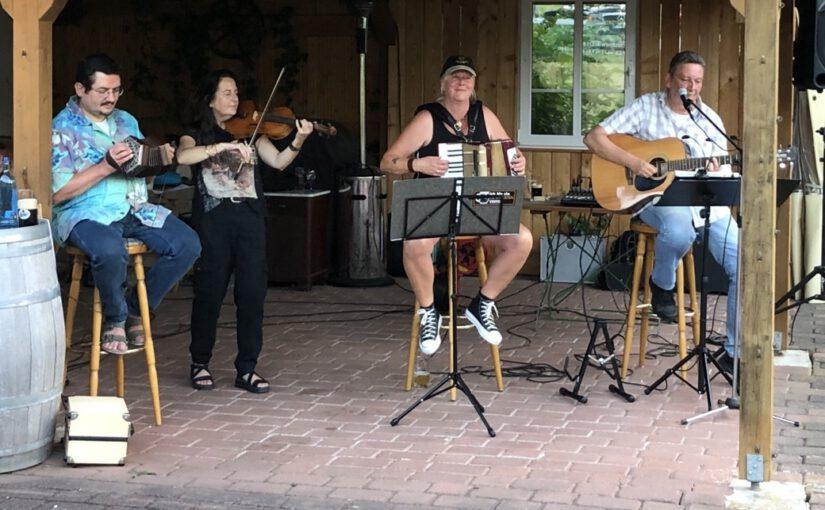 Band auf Bühne